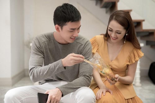 Bảo Anh hôn cháy bỏng “bạn trai tin đồn” của Angela Phương Trinh