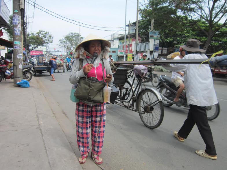 Nỗi niềm người phụ nữ đặc biệt hát bên đường TP HCM