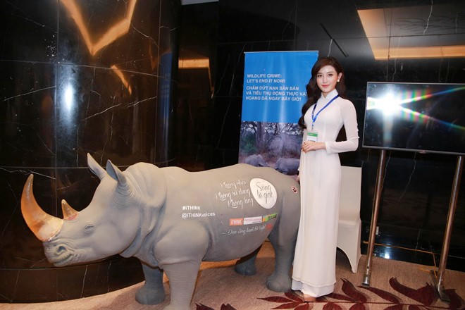 Á hậu Huyền My thướt tha áo dài trắng đón Hoàng tử Anh William