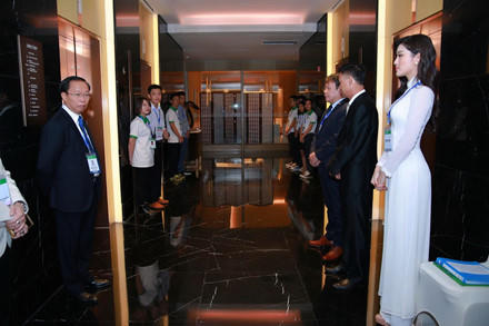 Á hậu Huyền My thướt tha áo dài trắng đón Hoàng tử Anh William