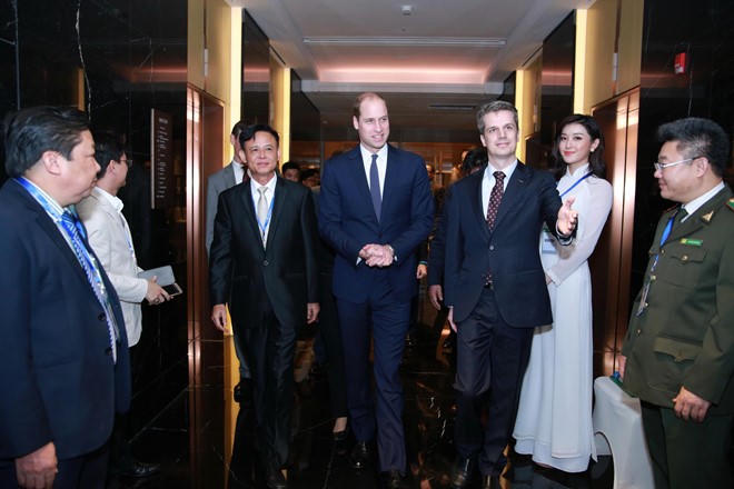 Á hậu Huyền My thướt tha áo dài trắng đón Hoàng tử Anh William