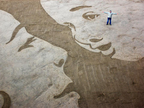 Những bức tranh khổng lồ mê hoặc trên cát 