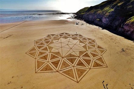 Những bức tranh khổng lồ mê hoặc trên cát 