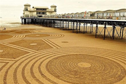 Những bức tranh khổng lồ mê hoặc trên cát 