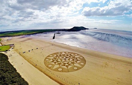 Những bức tranh khổng lồ mê hoặc trên cát 