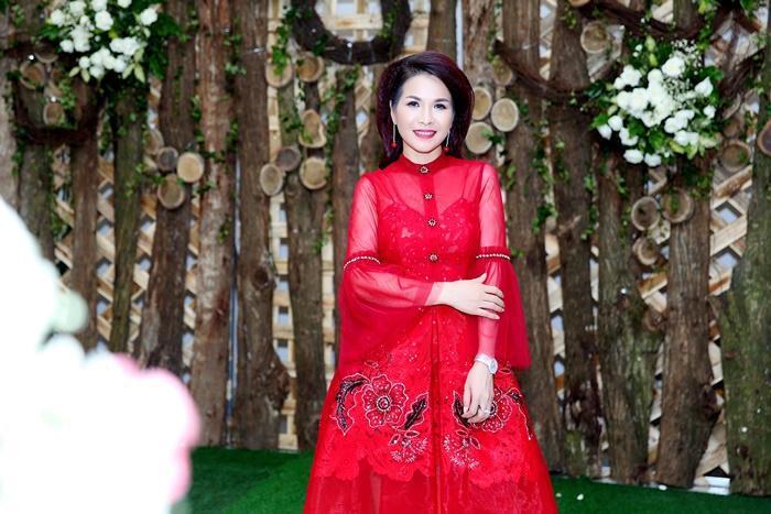 Hoa hậu Lê Thanh Thúy rạng ngời làm giám khảo Hoa khôi Xứ Dừa 2016