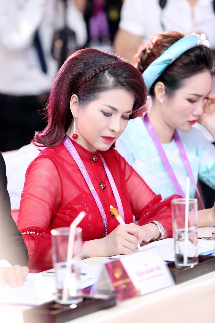 Hoa hậu Lê Thanh Thúy rạng ngời làm giám khảo Hoa khôi Xứ Dừa 2016