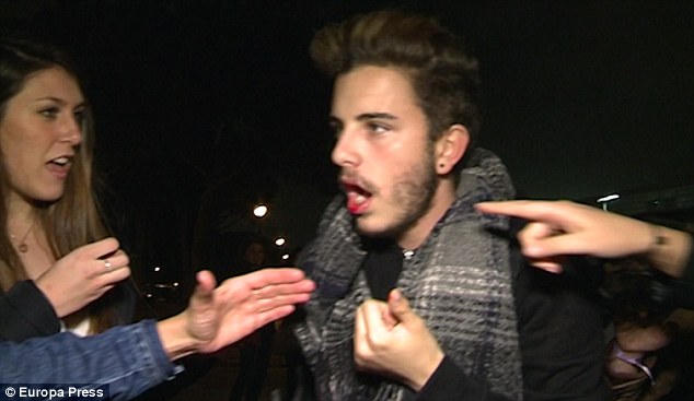 Justin Bieber gây sốc khi đấm fan chảy máu miệng