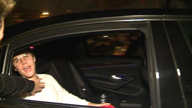 Justin Bieber gây sốc khi đấm fan chảy máu miệng