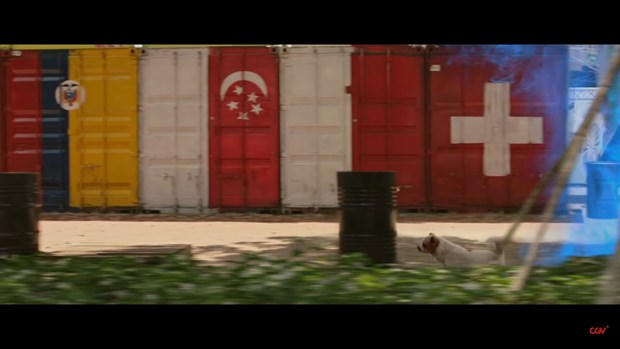 Bạn trai Hari Won 'khoá môi' Lilly Nguyễn đắm đuối 