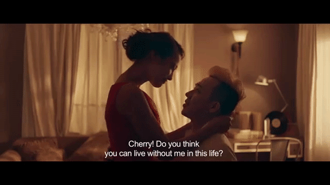 Bạn trai Hari Won 'khoá môi' Lilly Nguyễn đắm đuối 