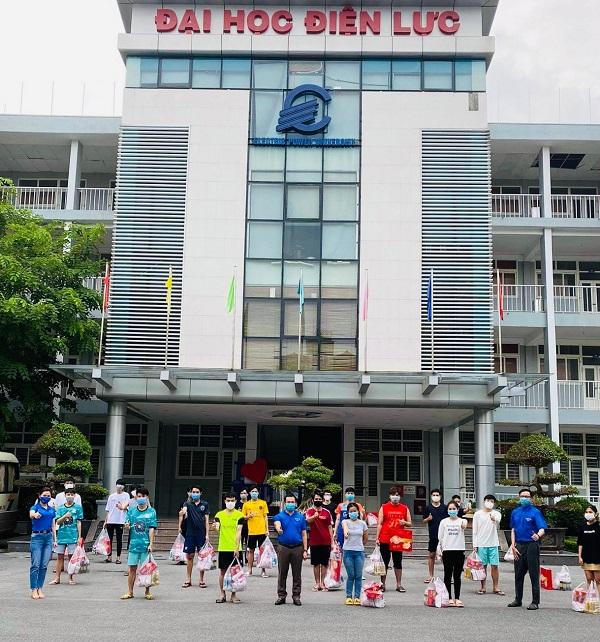 Hỗ trợ nhu yếu phẩm cho sinh viên ở ký túc xã Trường Đại học Điện lực