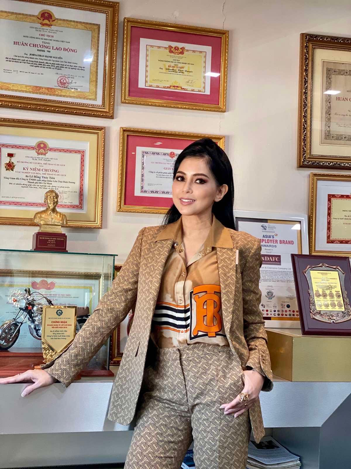 Phu nhân tỷ phú Johnathan Hạnh Nguyễn nhận giải Doanh nhân Châu Á 2021