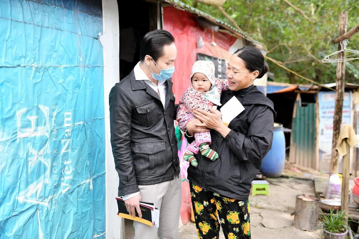 Báo Pháp luật Việt Nam nối tiếp hành trình chia sẻ yêu thương nơi “xóm phao” 