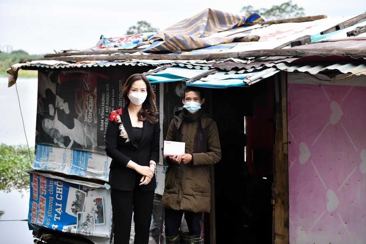 Báo Pháp luật Việt Nam nối tiếp hành trình chia sẻ yêu thương nơi “xóm phao” 