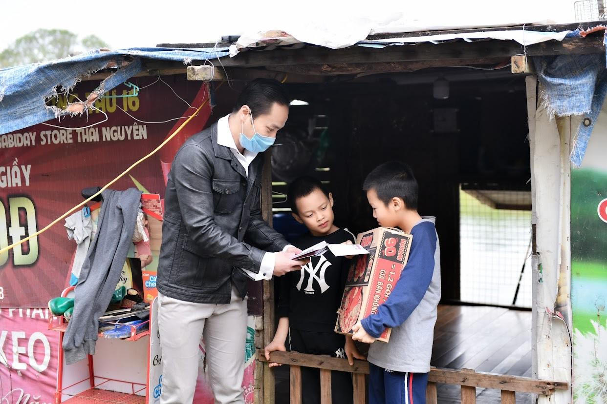 Báo Pháp luật Việt Nam nối tiếp hành trình chia sẻ yêu thương nơi “xóm phao” 