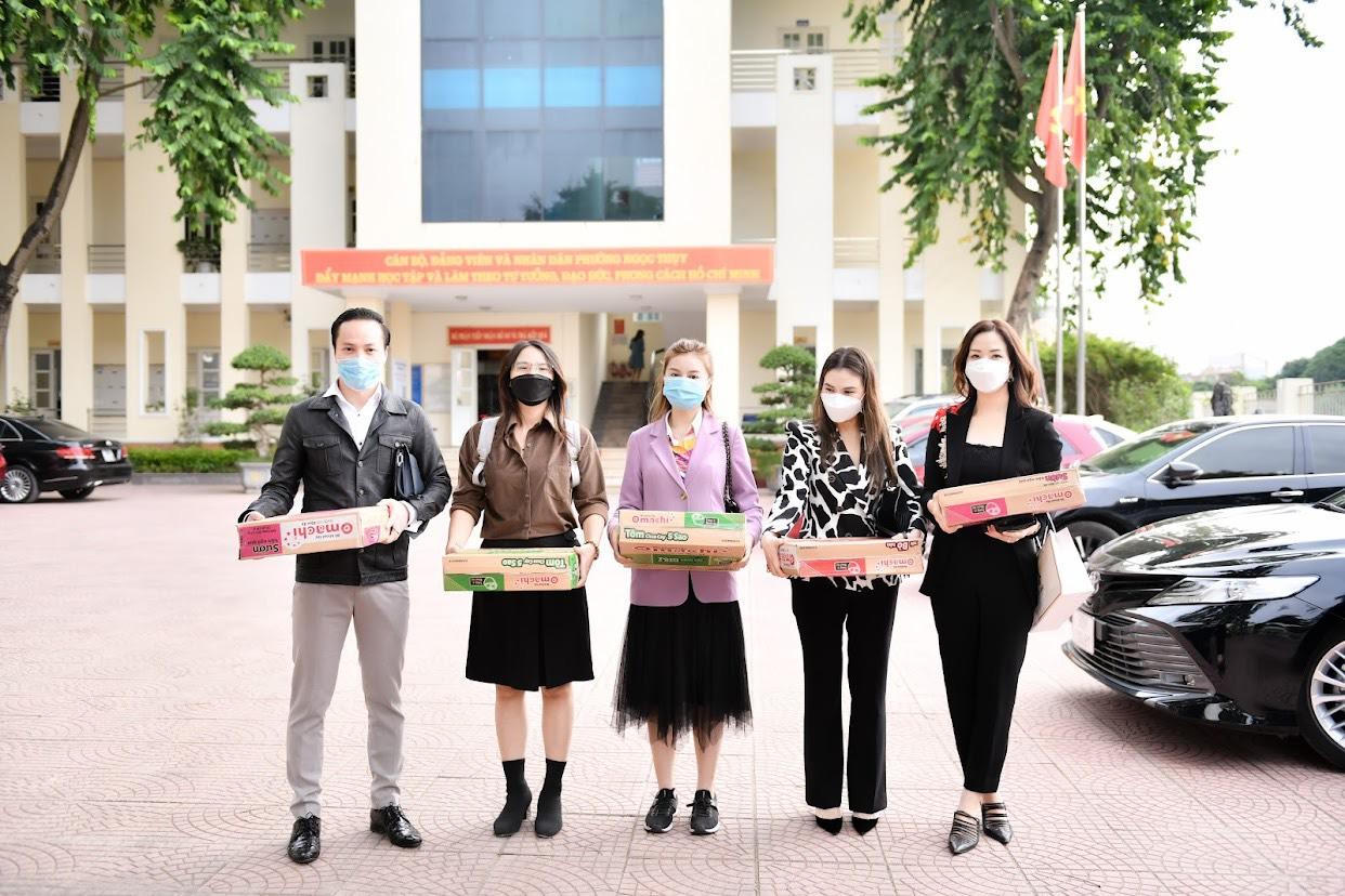 Báo Pháp luật Việt Nam nối tiếp hành trình chia sẻ yêu thương nơi “xóm phao” 