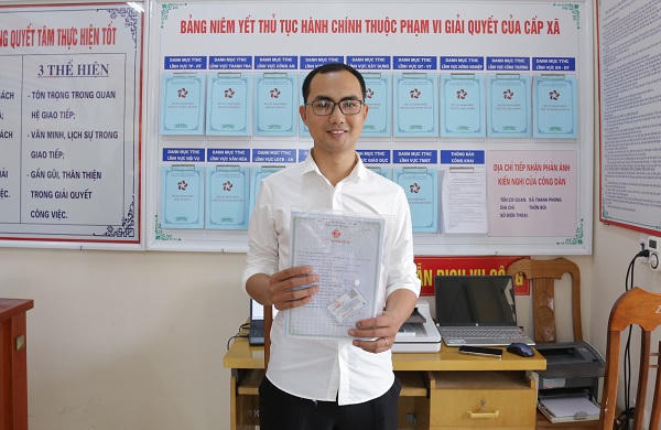 Cháu bé đầu tiên được cấp thẻ BHYT, giấy khai sinh qua Dịch vụ công liên thông