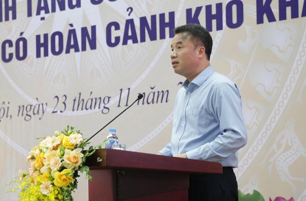 Tặng sổ bảo hiểm xã hội, thẻ bảo hiểm y tế đến người dân có hoàn cảnh khó khăn