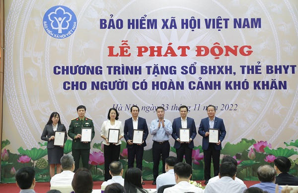 Tặng sổ bảo hiểm xã hội, thẻ bảo hiểm y tế đến người dân có hoàn cảnh khó khăn