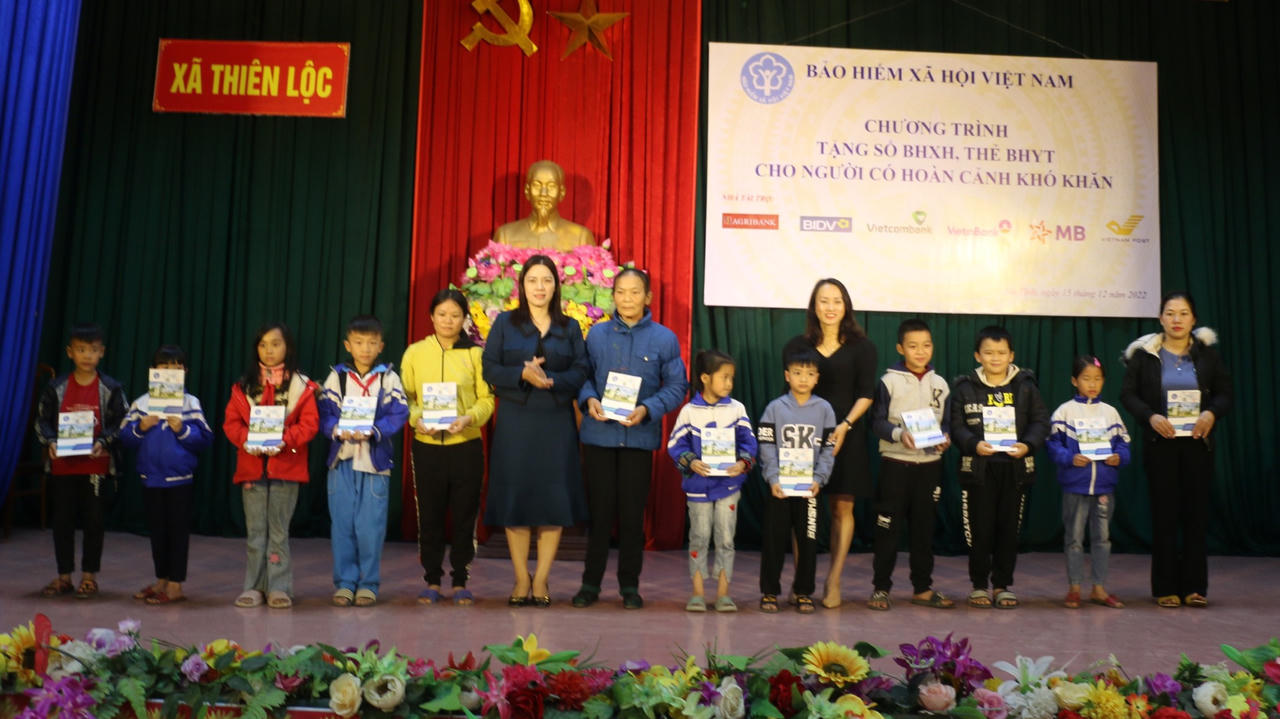 BHXH Việt Nam mang Tết ấm đến với người có hoàn cảnh khó khăn tại Hà Tĩnh