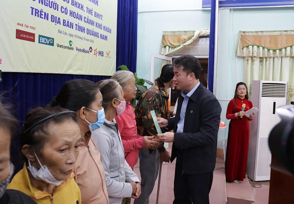 Tặng sổ BHXH, thẻ BHYT cho người có hoàn cảnh khó khăn tại Đà Nẵng và Quảng Nam