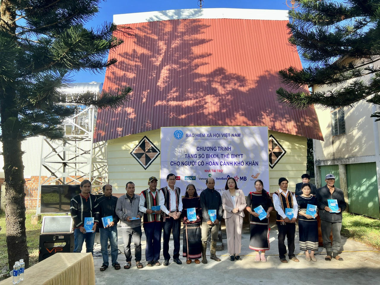 Tặng sổ BHXH, thẻ BHYT cho người có hoàn cảnh khó khăn tại Gia Lai