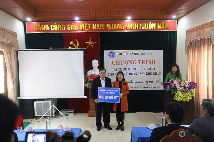 Tỉnh Phú Thọ huy động các nguồn lực tặng sổ BHXH, thẻ BHYT cho hoàn cảnh khó khăn