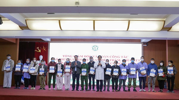BHXH Việt Nam tặng quà bệnh nhân có hoàn cảnh khó khăn tại Bệnh viện Bạch Mai