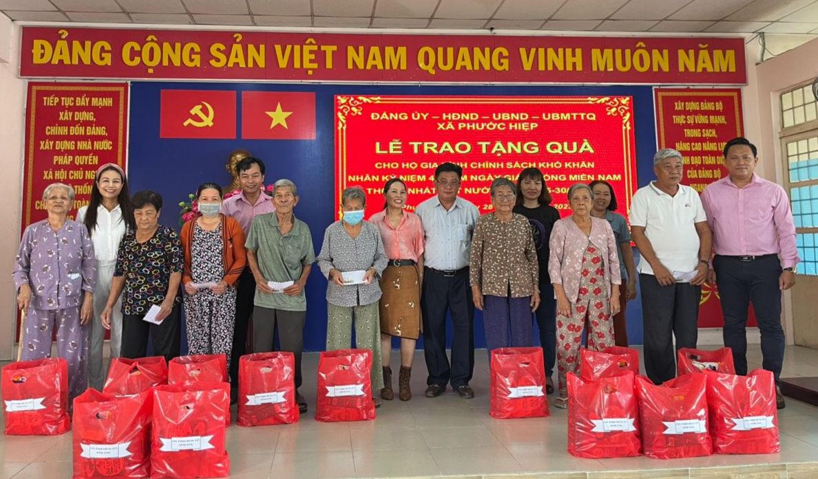 Củ Chi (TP HCM): Tặng quà gia đình chính sách nhân ngày 30/4