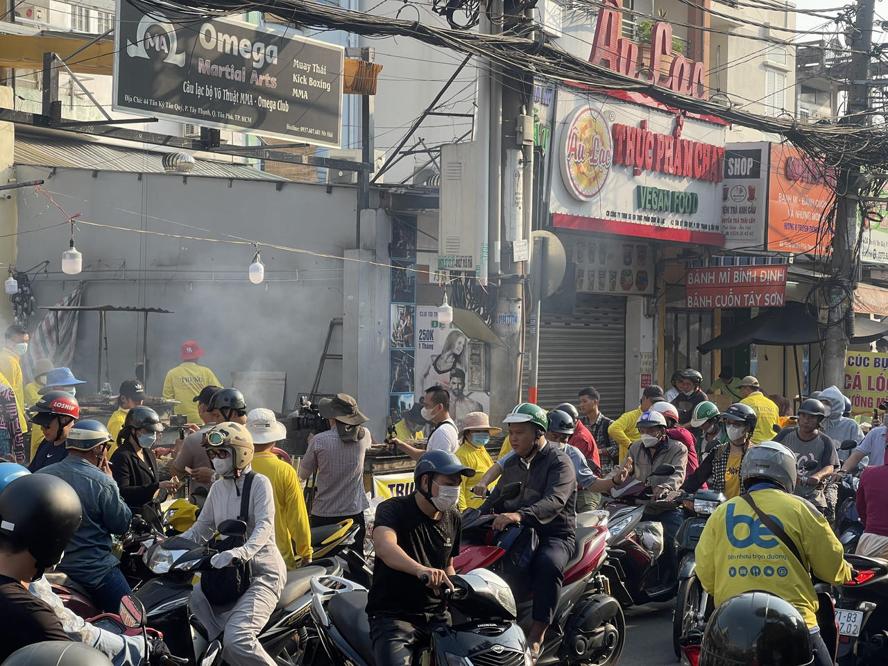 “Phố” cá lóc nướng mía tấp nập ngày vía Thần Tài