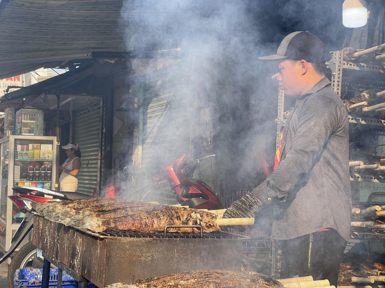 “Phố” cá lóc nướng mía tấp nập ngày vía Thần Tài
