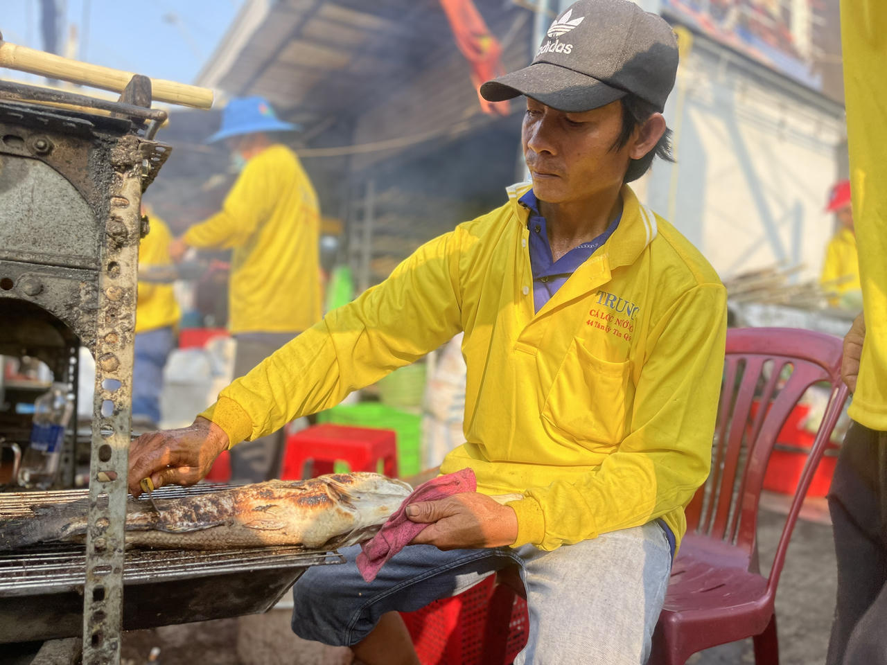 “Phố” cá lóc nướng mía tấp nập ngày vía Thần Tài