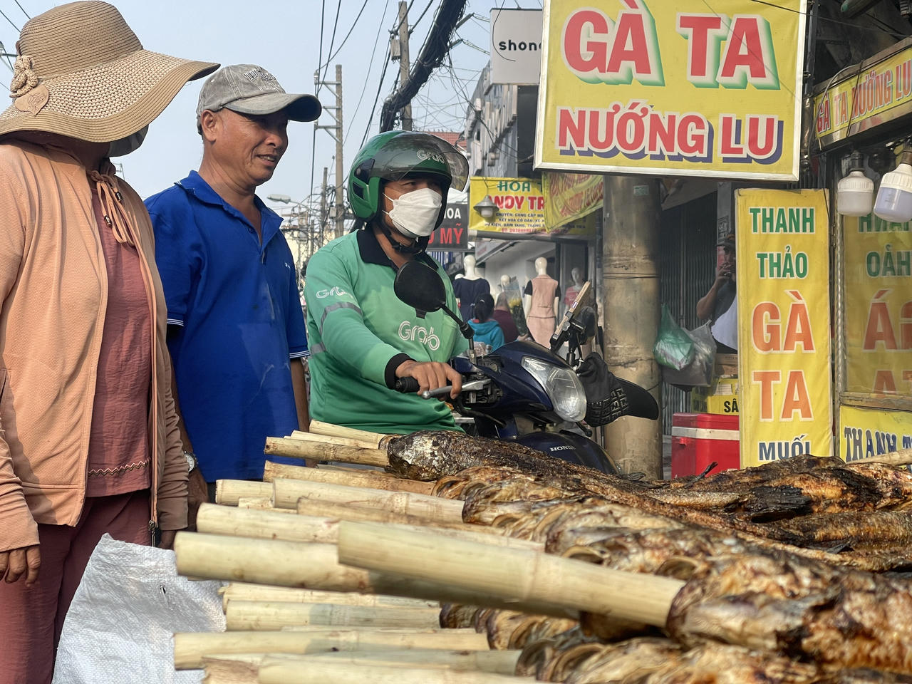 “Phố” cá lóc nướng mía tấp nập ngày vía Thần Tài
