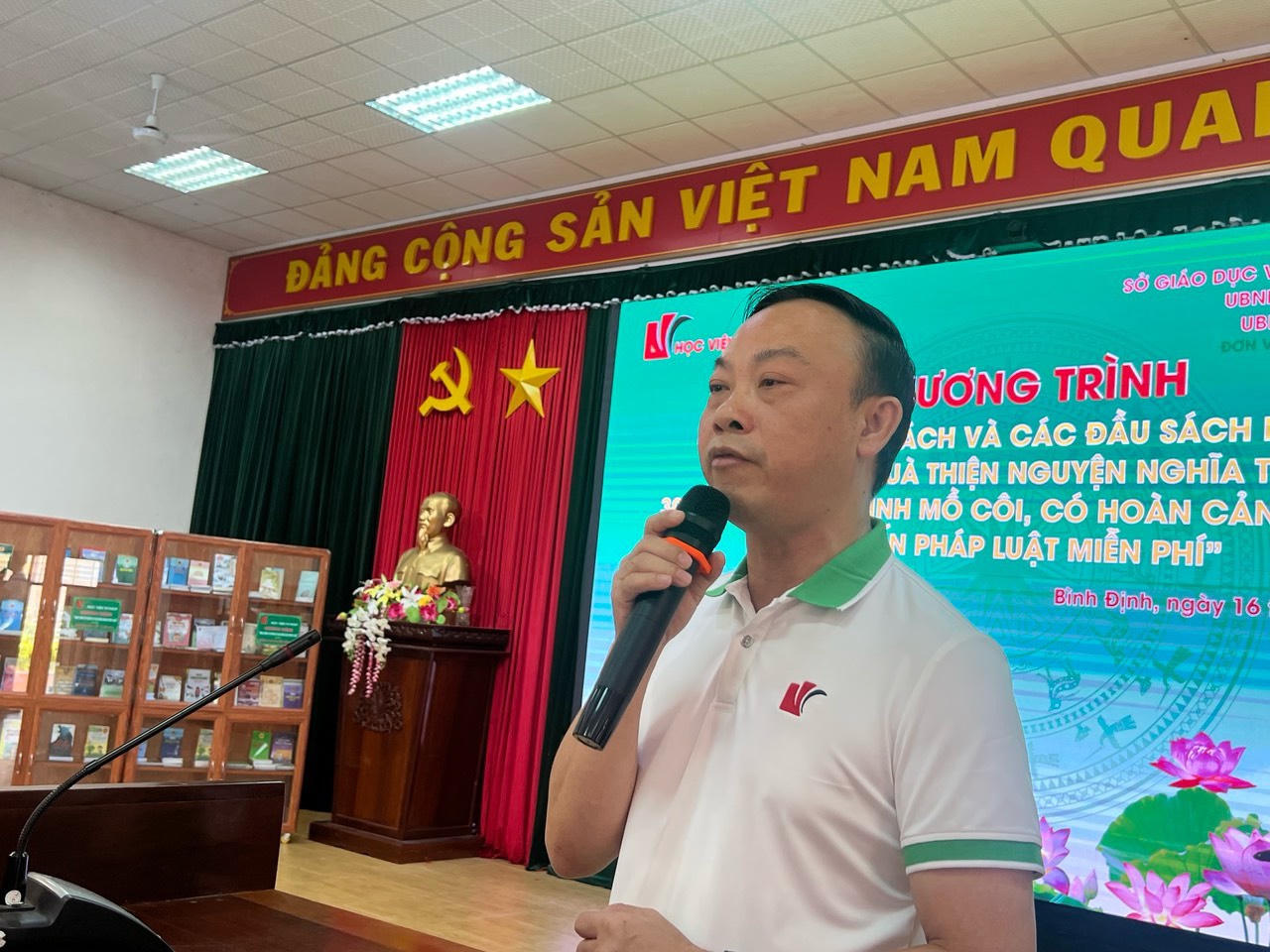 Học viện Tư pháp trao quà tại Bình Định