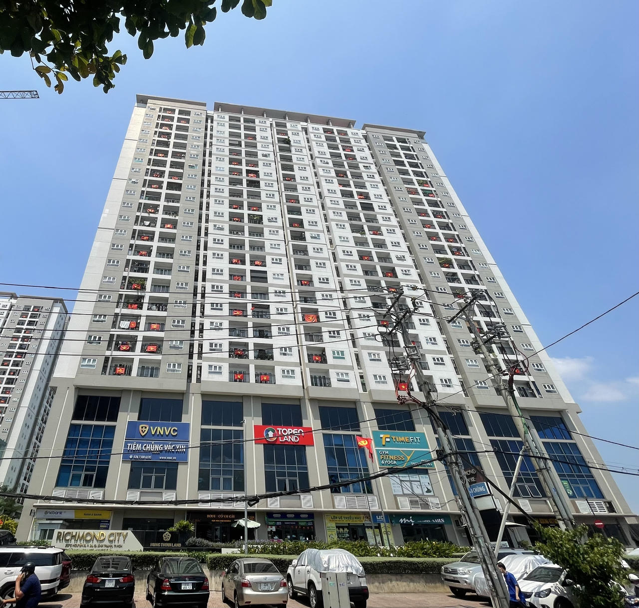 TP Hồ Chí Minh ngập tràn sắc đỏ