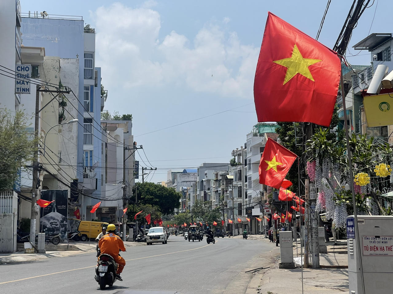 TP Hồ Chí Minh ngập tràn sắc đỏ