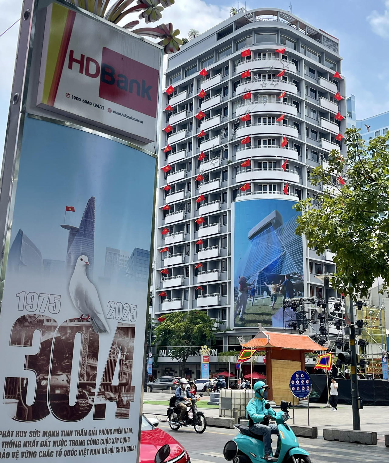 TP Hồ Chí Minh ngập tràn sắc đỏ