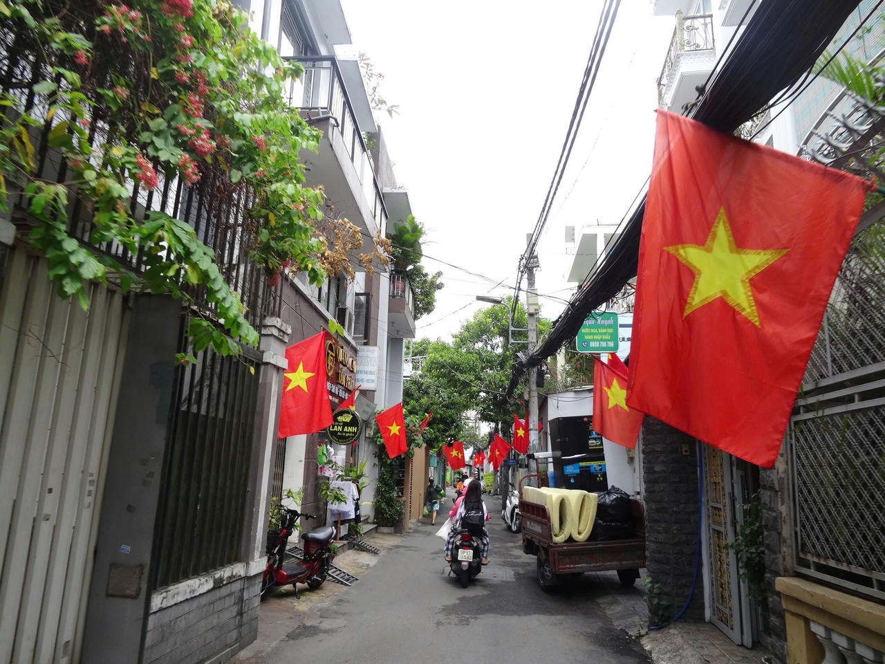 TP Hồ Chí Minh ngập tràn sắc đỏ