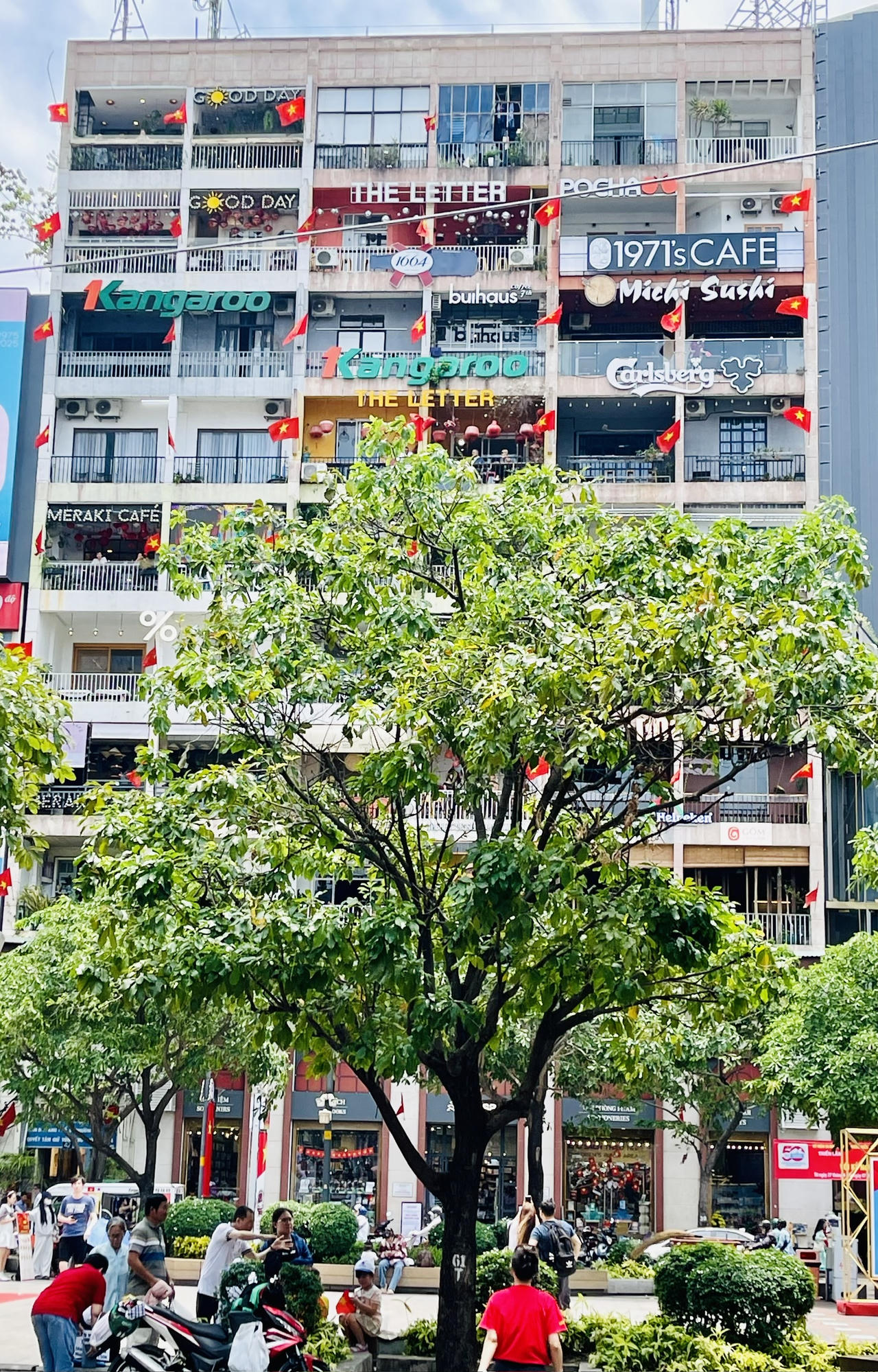 TP Hồ Chí Minh ngập tràn sắc đỏ