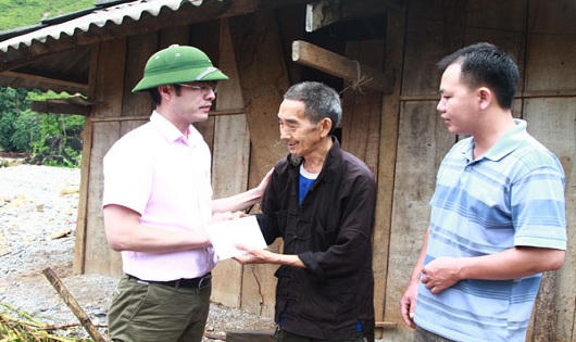 Ấm tình người sau cơn lũ