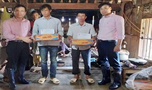 Ấm tình người sau cơn lũ