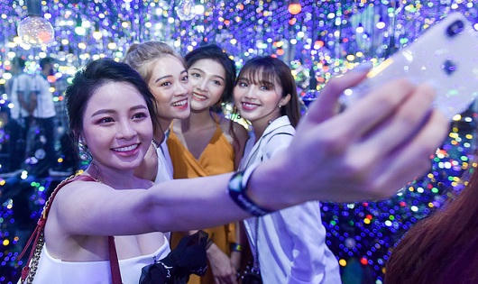 Kỳ thú 'không gian vô cực' phố đi bộ Bờ Hồ