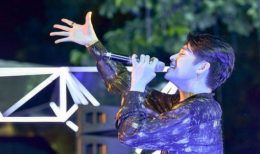 Kỳ thú 'không gian vô cực' phố đi bộ Bờ Hồ