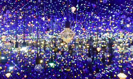 Kỳ thú 'không gian vô cực' phố đi bộ Bờ Hồ