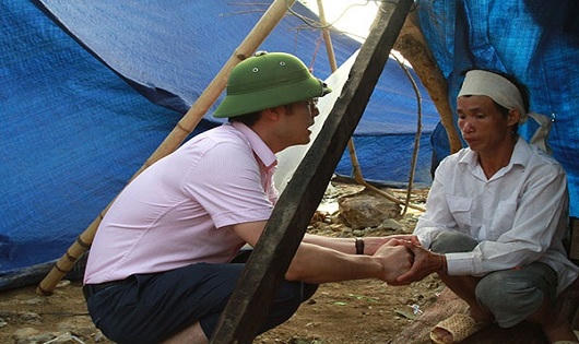 Ngân hàng Chính sách xã hội thăm hỏi các gia đình bị nạn do mưa lũ ở Yên Bái