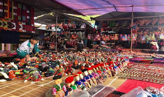 Màu sắc chợ phiên