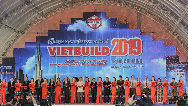 Gian hàng Tân Á Đại Thành hút khách  tại Triển lãm Vietbuild
