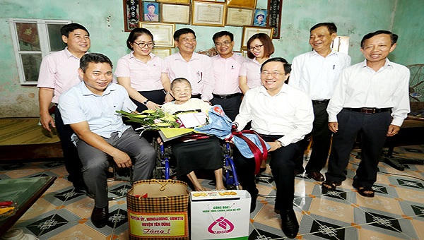 Ngân hàng Chính sách xã hội Việt Nam thăm các Mẹ Việt Nam Anh hùng
