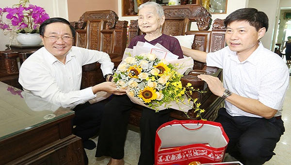 Ngân hàng Chính sách xã hội Việt Nam thăm các Mẹ Việt Nam Anh hùng